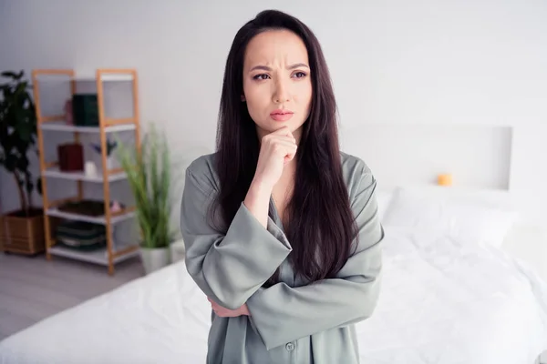 魅力的な若い女性の写真の肖像画 タッチ 中国懐疑的な外観 白いモダンなインテリアデザインで隔離されたスタイリッシュな灰色のパジャマ — ストック写真