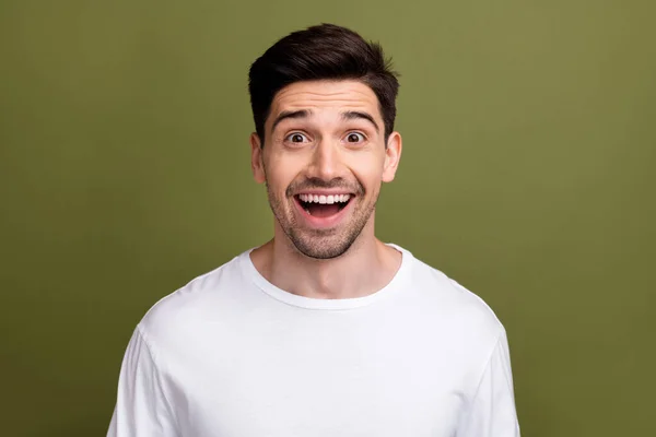 Photo Impressed Cheerful Person Open Mouth Toothy Smile Cant Believe — Stock Photo, Image