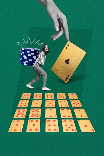 有趣而危险的女人玩21点扑克游戏 拿着绿色背景的堆栈芯片的创造性模板拼贴 — 图库照片