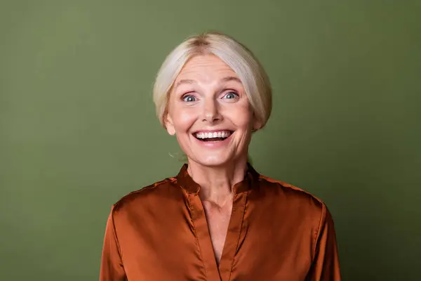 Foto Portrét Krásné Starší Dáma Veselá Vzrušená Reakce Oblečený Stylové — Stock fotografie