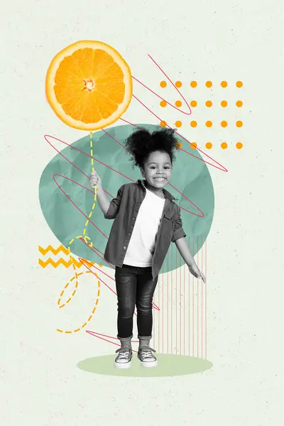 縦の創造的なコラージュ ポスター オレンジ フルーツ バルーン 有機的な健康的な食事を保持する幸せな陽気な立っている少女 — ストック写真