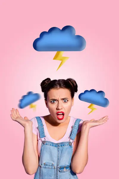 垂直コラージュ若いイライラしたイライラした怒った少女は ネガティブな感情反応を示しています 雷雲の嵐の天気の雷怒 — ストック写真