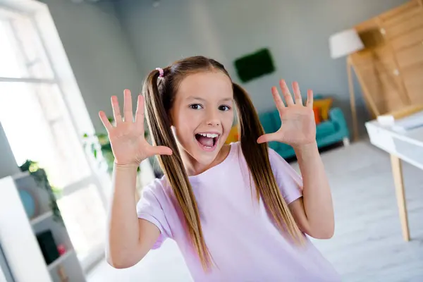 Фото Беззаботной Веселой Девушки Имеют Хорошее Настроение Поднять Открытые Руки — стоковое фото