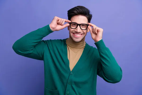 Fotografie Veselý Pohledný Muž Oblečený Zelený Outfit Ruce Držet Brýle — Stock fotografie