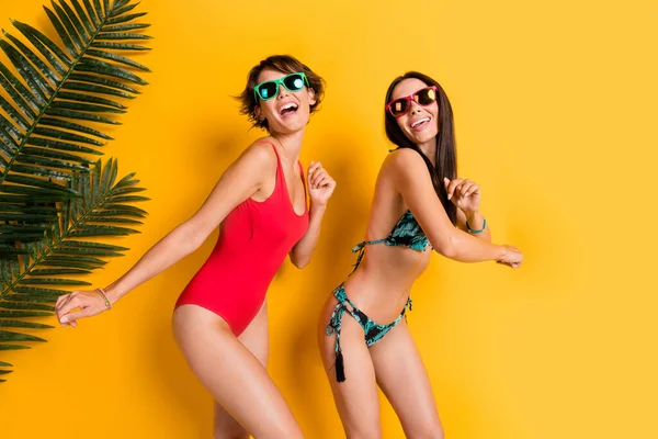 Photo Impressed Funky Girls Dressed Swimsuits Dark Glasses Dancing Having — Stock Photo, Image
