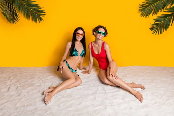 Fénykép Két Legjobb Barát Lányok Napozás Pihenni Egzotikus Sziget Homok — Stock Fotó