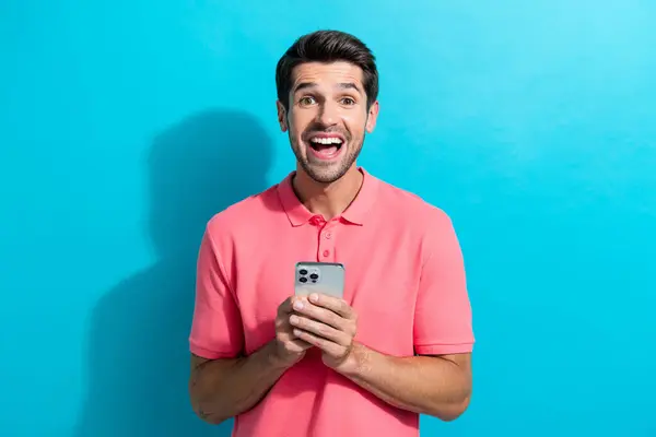Photo Crazy Young Man Wearing Pink Shirt Hold Smartphone Shocked — Stock Photo, Image