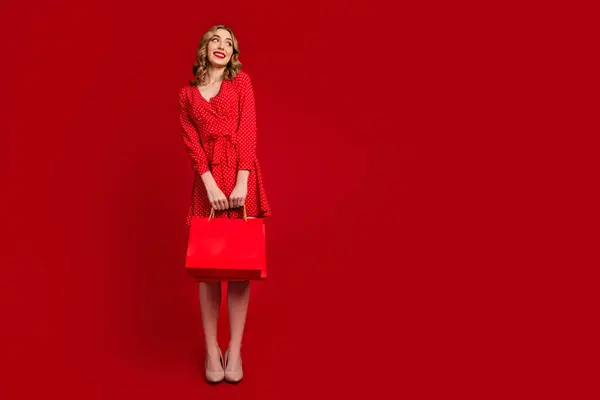 가방의 빨간색 배경에 광고를 보인다 — 스톡 사진