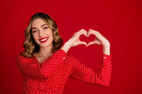 Photo Stunning Positive Lady Toothy Smile Hands Demonstrate Heart Symbol — Stock Photo, Image
