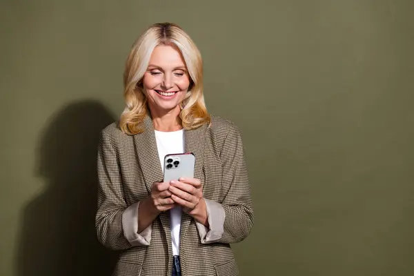 Yetişkin Bir Kadının Cep Telefonunu Kullanarak Instagram Daki Hedef Belirleme — Stok fotoğraf