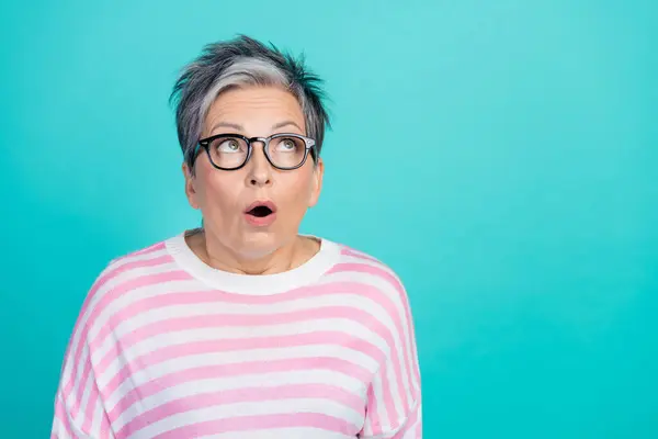 Foto Funky Surpreendido Senhora Desgaste Listrado Suéter Óculos Olhando Espaço — Fotografia de Stock