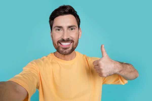 Selfie Młodego Atrakcyjnego Mężczyzny Żółtej Koszulce Zademonstruje Swoją Pełną Szacunku — Zdjęcie stockowe