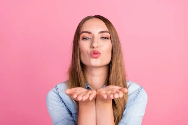 Photo Portrait Attractive Young Woman Hands Send You Air Kiss — Stock Photo, Image
