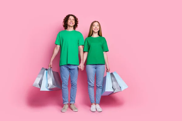 Teljes Testhosszú Fotó Fiatalok Élvezik Vásárlást Együtt Szupermarket Látszó Banner — Stock Fotó