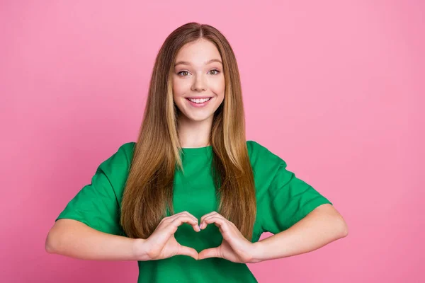 Foto Adolescente Menina Adotiva Bonito Mostrando Sinal Coração Grato Seus — Fotografia de Stock