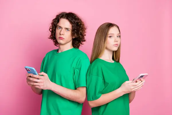 Foto Dos Adolescentes Serios Con Teléfonos Tiene Malas Noticias Cuando —  Fotos de Stock