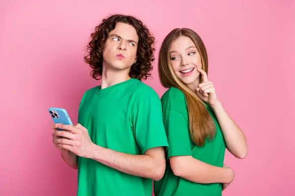 Foto Teenagerů Pár Argumentem Naštvaný Přítel Držení Smartphone Textové Jeho — Stock fotografie