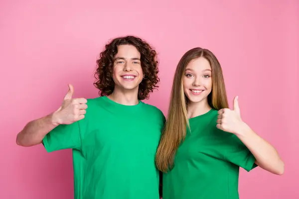 Foto Una Joven Pareja Alegre Adolescentes Usan Camiseta Verde Que —  Fotos de Stock