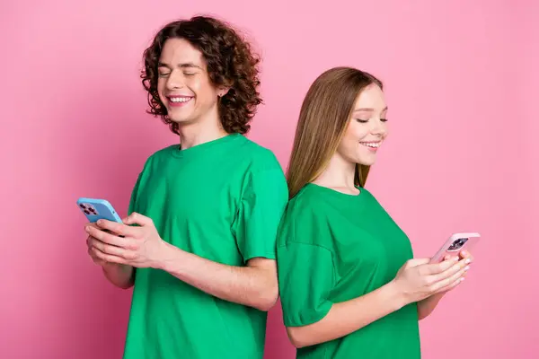 Foto Coppia Adolescenti Indossare Verde Shirt Brunet Fidanzato Inviare Sms — Foto Stock