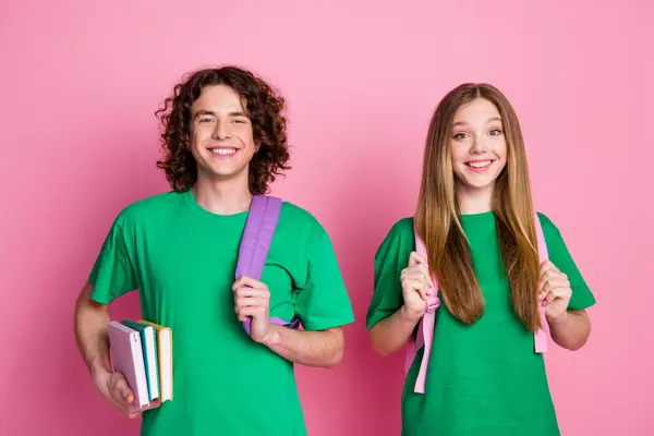 Portret Van Gelukkige Paar Tieners Dragen Groene Shirt Brengen Rugzakken — Stockfoto