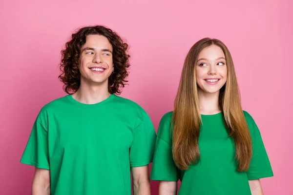 Foto Dos Adolescentes Positivos Vistiendo Mismo Color Camiseta Verde Pareja —  Fotos de Stock