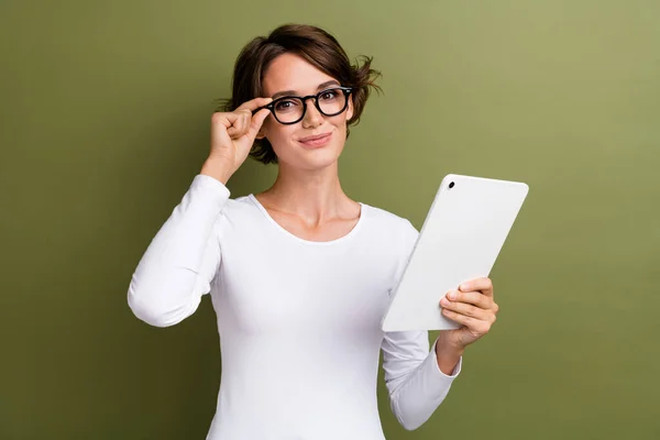 有魅力的年轻女子的照片肖像触摸镜片抱着平板电脑经理穿着与卡其色背景相隔离的时髦白色衣服 — 图库照片