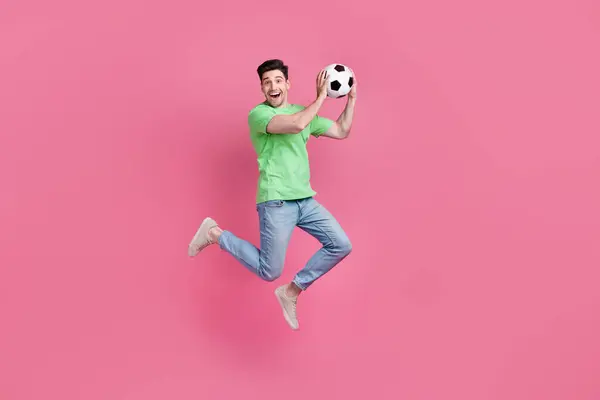 Полное Фото Тела Смешного Молодого Человека Прыгающего Батуте Провести Футбольный — стоковое фото