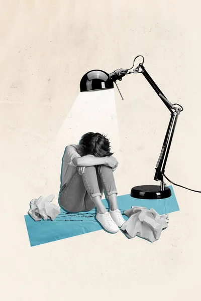 Вертикальный Современный Фото Коллаж Изображение Одинокой Напряженной Девушки Сидящей Обниматься — стоковое фото