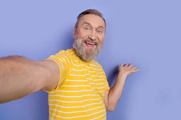 Photo Excited Man Dressed Striped Shirt Making Selfie Palm Demonstrate — Stock Photo, Image
