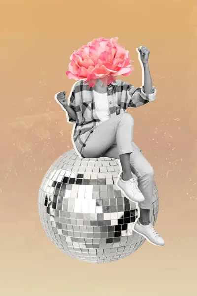 縦の創造的なコラージュのイメージのモノクロ効果のヘッドレスの女性のディスコのボールの花のピニーのスケッチはベージュの背景を描きます — ストック写真