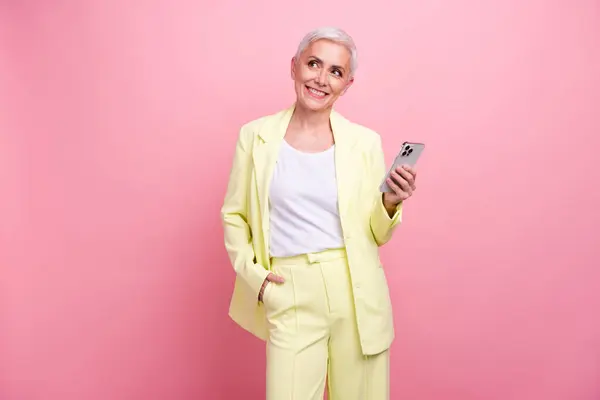 Φωτογραφία Της Ηλικιωμένης Γυναίκας Διευθυντής Πωλήσεων Κίτρινο Κοστούμι Χρησιμοποιώντας Κινητό — Φωτογραφία Αρχείου