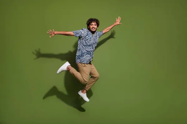 Foto Longitud Completa Hombre Excitado Despreocupado Vestido Camisa Impresión Saltando —  Fotos de Stock