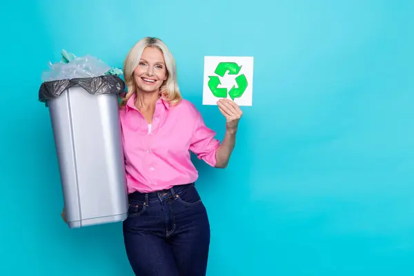 Foto Porträt Der Attraktiven Rentnerin Halten Recycling Schild Mülleimer Tragen — Stockfoto