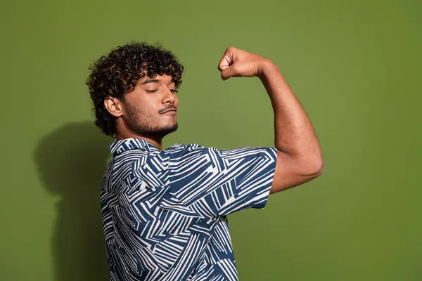 Profil Foto Ung Framgångsrik Arbetare Indian Man Visar Sin Arm — Stockfoto