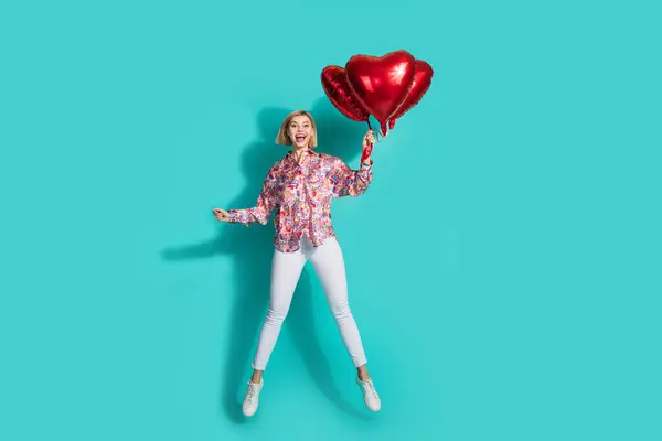 Фотография Полный Рост Привлекательной Молодой Женщины Прыгающей Воздушными Шариками Сердечками — стоковое фото