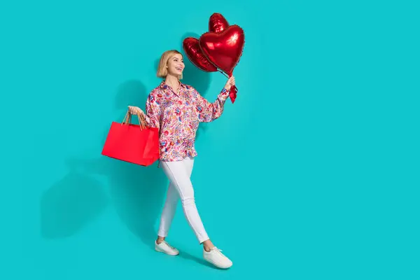 Фотография Полный Рост Привлекательной Молодой Женщины Покупающей Сумки Сердечными Воздушными — стоковое фото