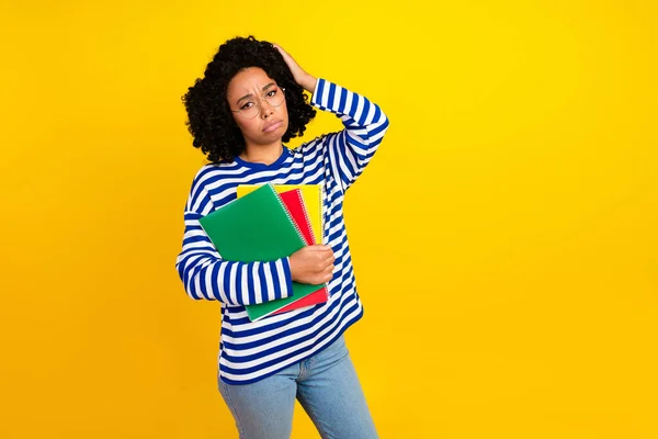 Portret Van Overstuur Teleurgesteld Meisje Met Afro Haar Houden Notebook — Stockfoto