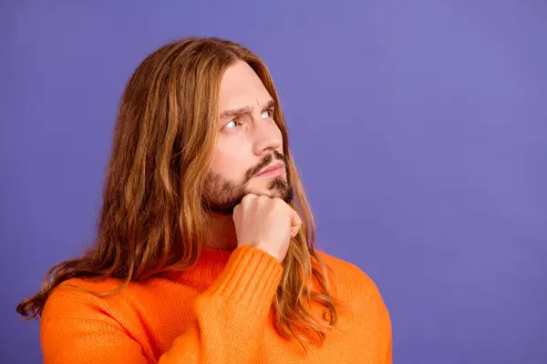 Foto Von Jungen Nachdenklichen Mann Trägt Orangefarbenen Pullover Faust Berühren — Stockfoto