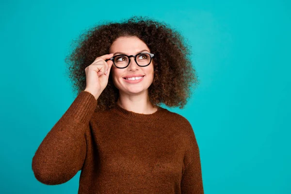 Retrato Jovem Mulher Negócios Bonito Investidor Tocando Óculos Olhar Espaço — Fotografia de Stock