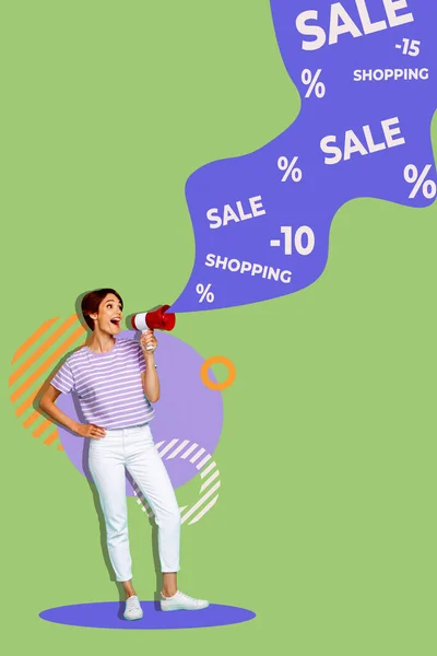 立っている垂直創造的なパンフレット 若い女の子割引販売促進スピーカーの発表低価格の緑の背景 — ストック写真