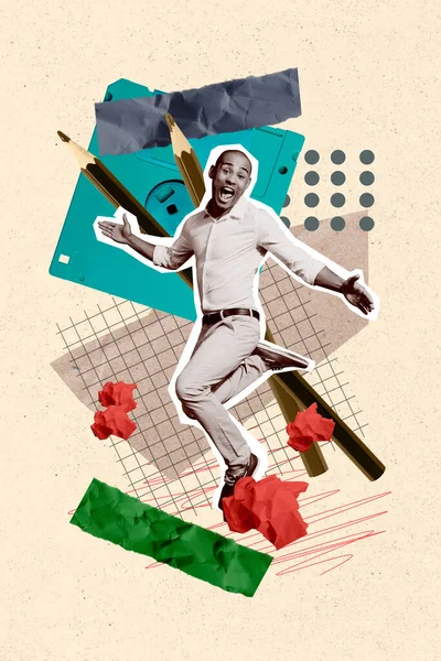 縦の創造的なコラージュ 若い幸せなダンス 従業員の労働者 チーフ 鉛筆用具の静止したチェッカー セルのペーパー ページを描く — ストック写真
