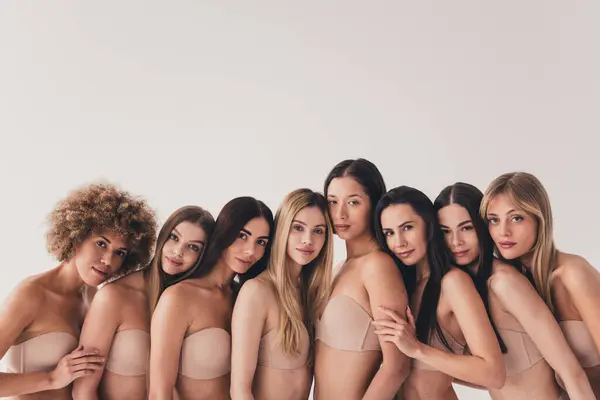 Kein Filterfoto Von Atemberaubenden Feministischen Freundinnen Unterstützt Körperpositivität Haltung Isoliert — Stockfoto