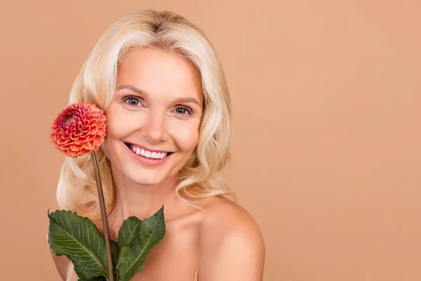 Foto Adorable Pensionista Encantadora Celebrar Flor Fresca Primavera Facial Productos — Foto de Stock