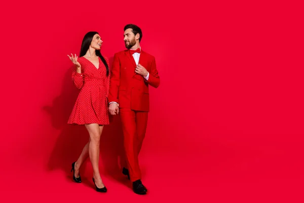 两对年轻貌美的情侣漫步谈婚论嫁情人节穿着时尚典雅的衣服 背景为红色 — 图库照片
