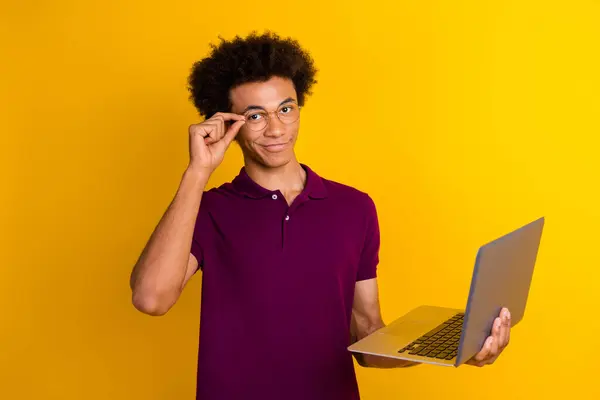 魅力的な素敵な男性の写真 スタイリッシュな服を着る ネットブック タッチ眼鏡 プログラミング ウェブサイトのアプリ 黄色の背景で隔離 — ストック写真