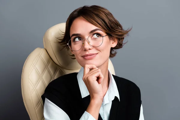 Portret Van Een Duur Meisje Gekleed Vest Brillen Zitten Fauteuil — Stockfoto