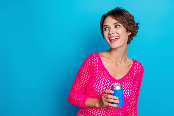 かわいい夢見る女性の写真 ニットネオンシャツを着用 レモネードを飲む 空のスペースを見る 隔離された青い色の背景 — ストック写真