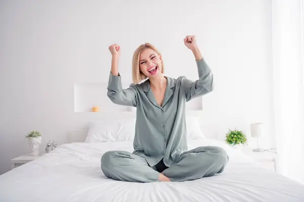 Genç Çılgın Kadının Uzun Boylu Fotoğrafı Yumruklarını Kaldırdı Pijamayla Uyandıktan — Stok fotoğraf