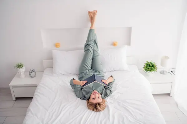 Genç Tatlı Gülümseyen Bir Kızın Yatak Odasında Kitap Bacakları Baş — Stok fotoğraf