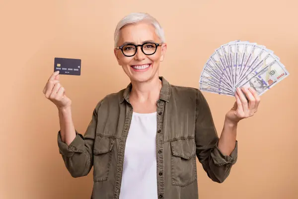Photo Banker Retired Woman Wearing Khaki Shirt Demonstrate Features Use — Stock Photo, Image